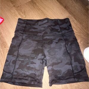 lululemon black camo biker short, Size 8